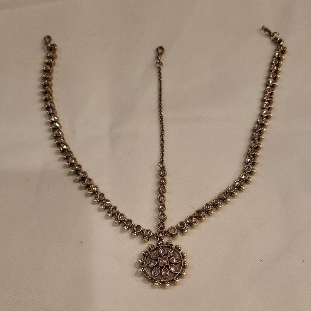 Elegant Mathapatti with Intricate Pendant